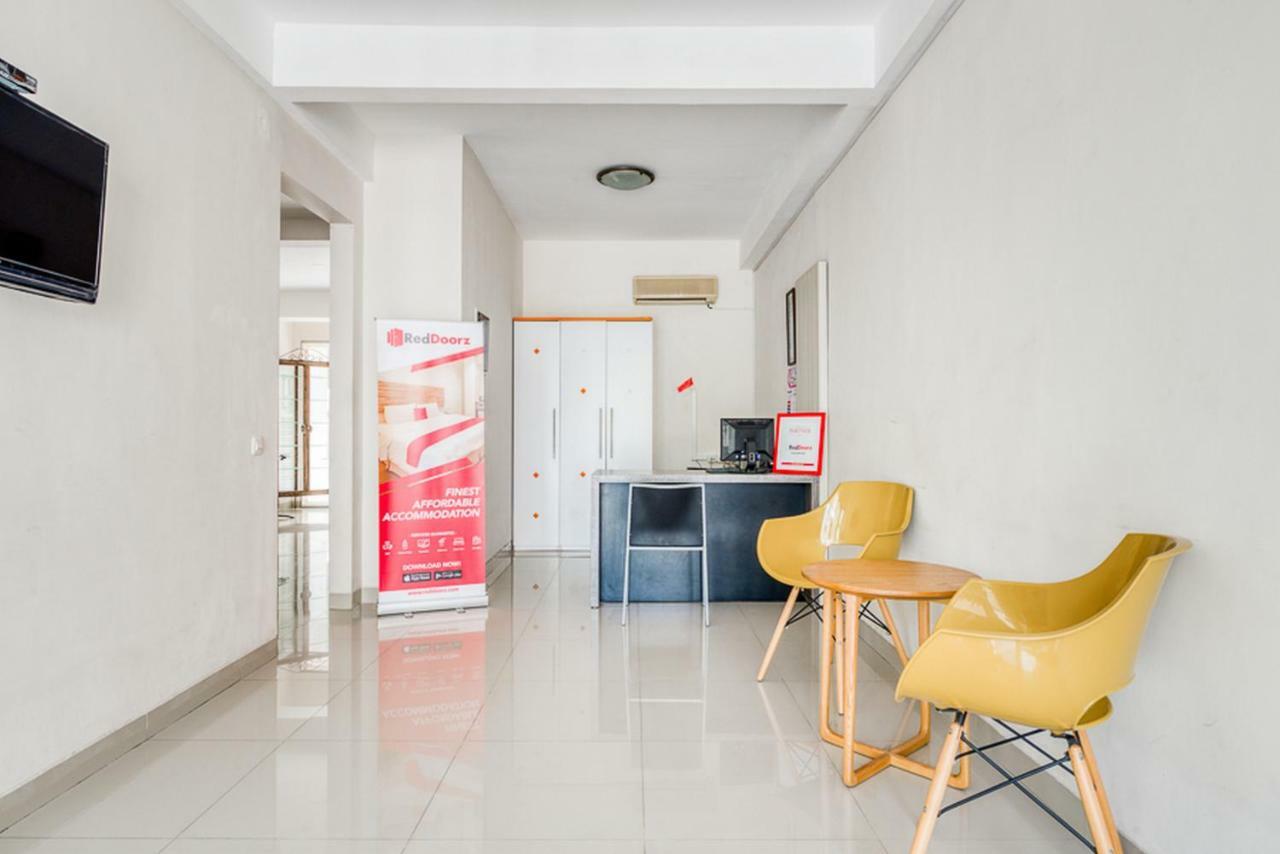 Reddoorz Near Untag Surabaya Hotell Exteriör bild